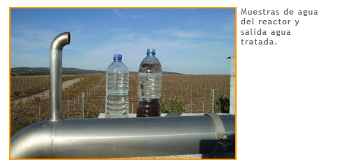 Muestras de agua del reactor y salida agua tratada.